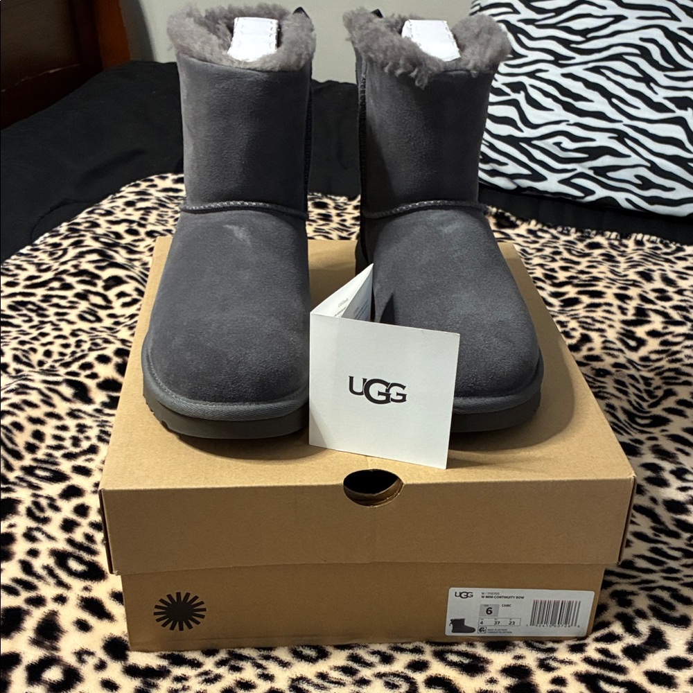 🎀 UGG w/ Mini Contintuity Bow 🎀